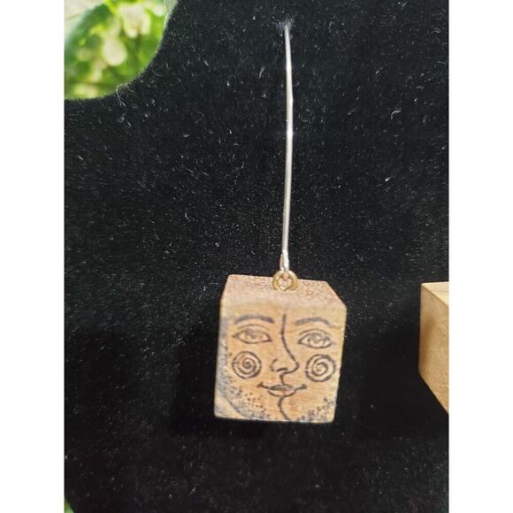 Women's Crafted Block Face Stylish Partywear Earrings Set - Picture 3 of 6